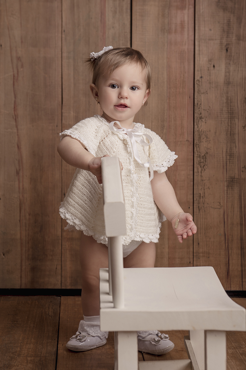 menina vestido croche bege cadeira branca