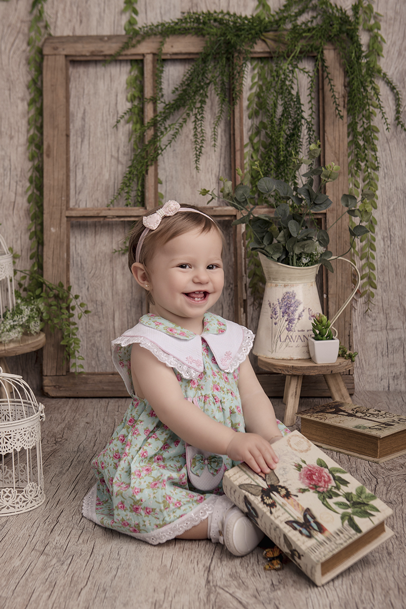 menina vestido floral sorrindo