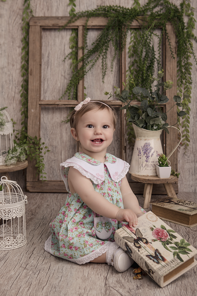 menina sorrindo laço cabelo