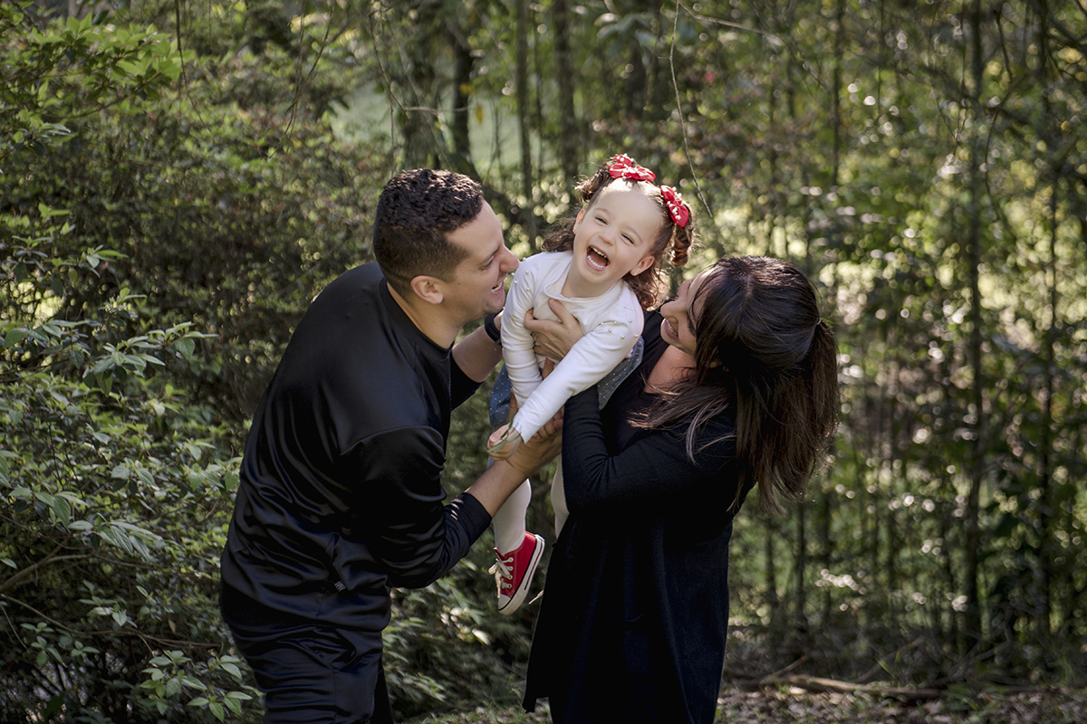 menina brincando com os pais