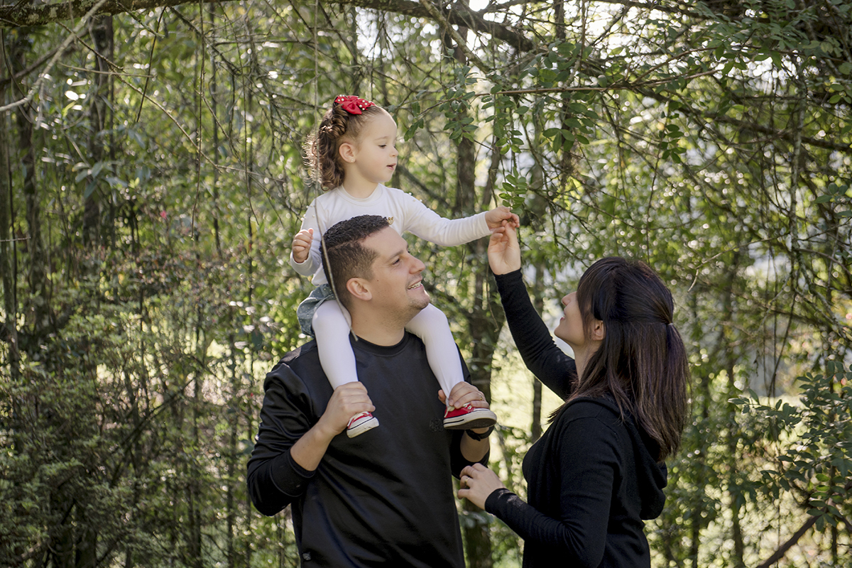 pais e menina arvore