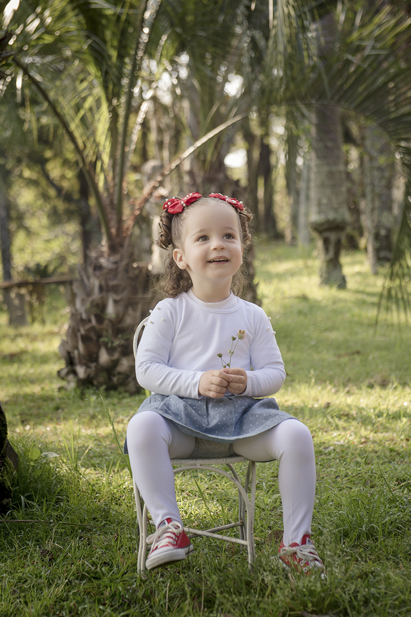 menina sentada cadeira verde