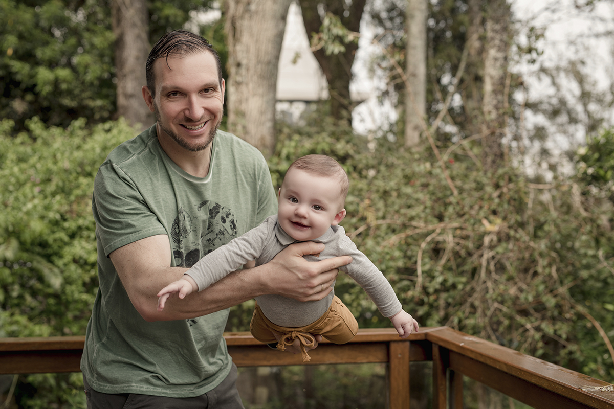 bebe brincando aviao com o pai