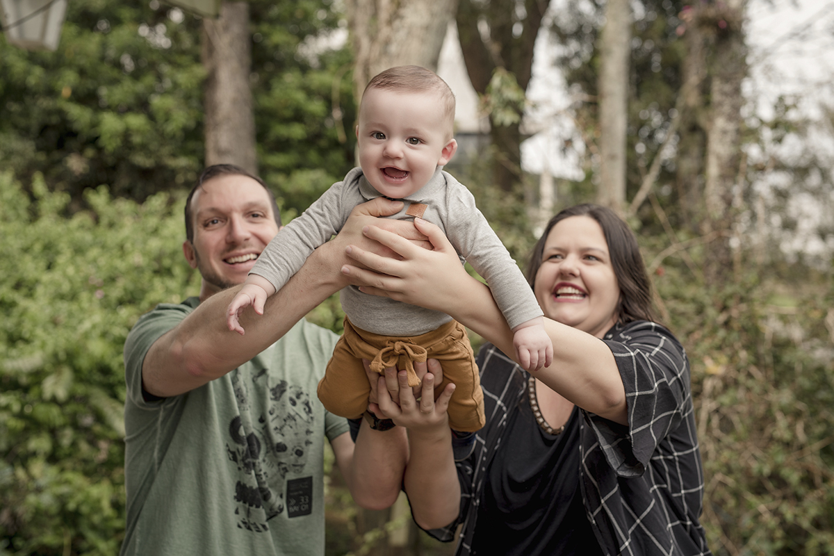 bebe brincando aviao com os pais