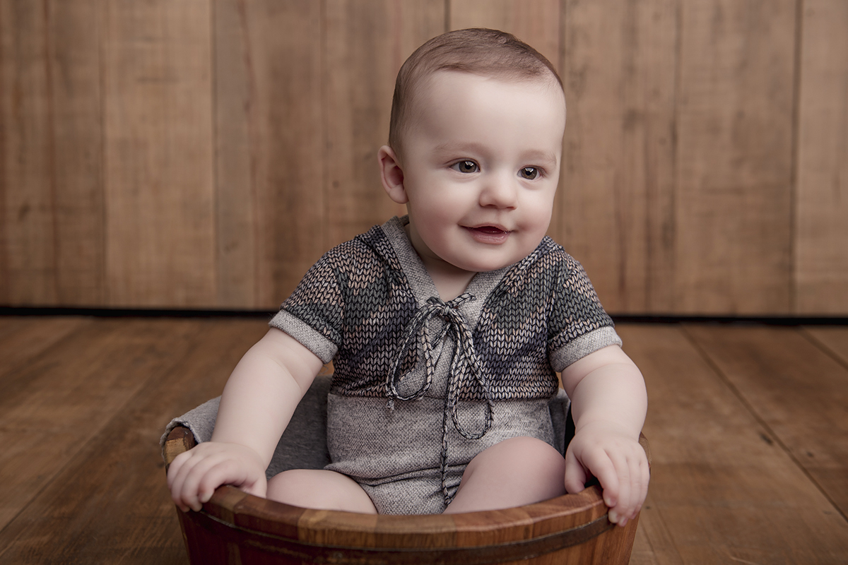 bebe com roupa cinza