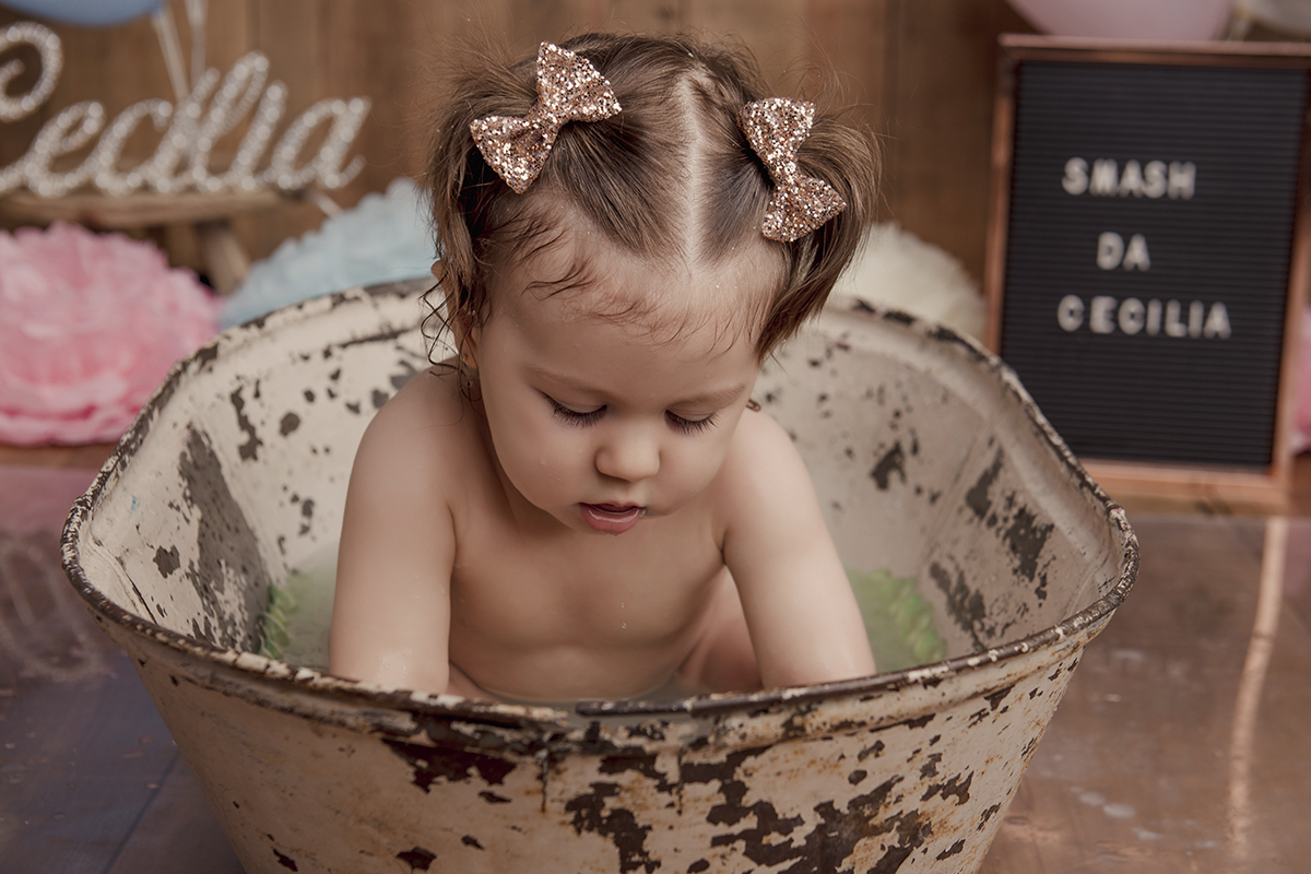 menina tomando banho