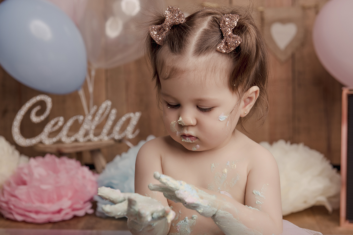 menina mao cheia de bolo