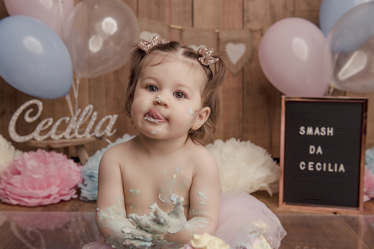 menina lambendo  a boca