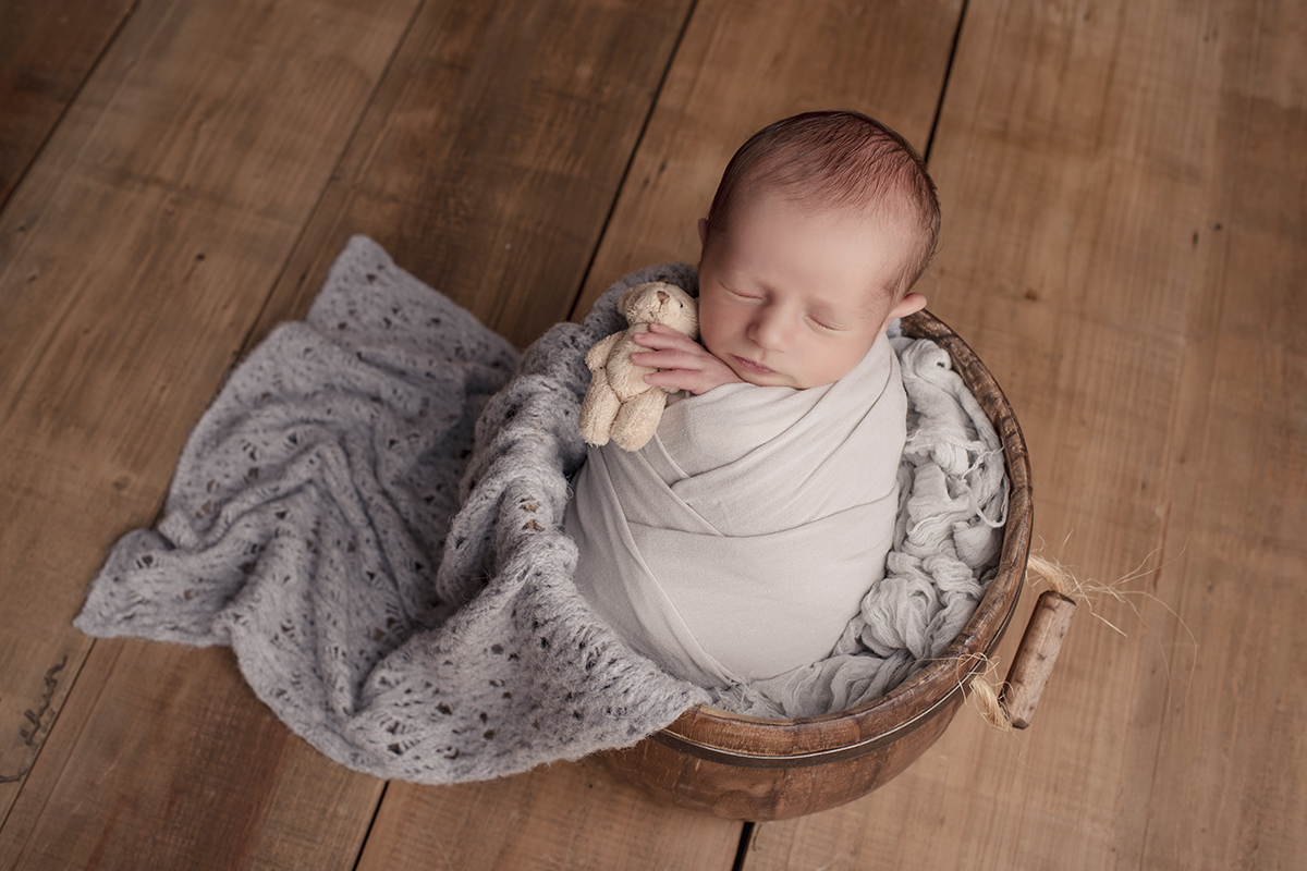 bebe com ursinho e mantas