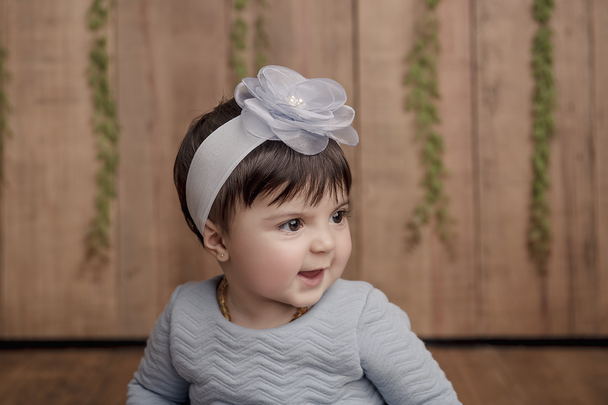 menina sorindo laço azul