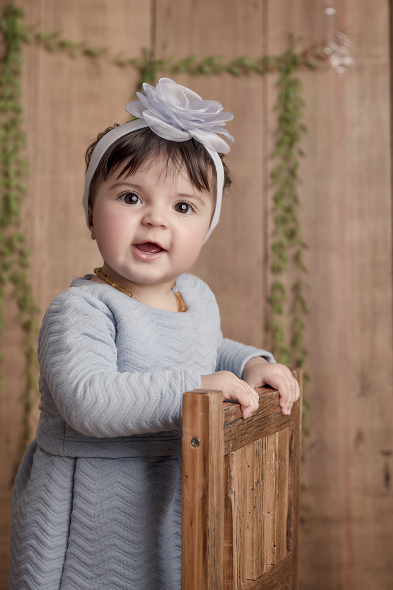 menina segurando cadeira