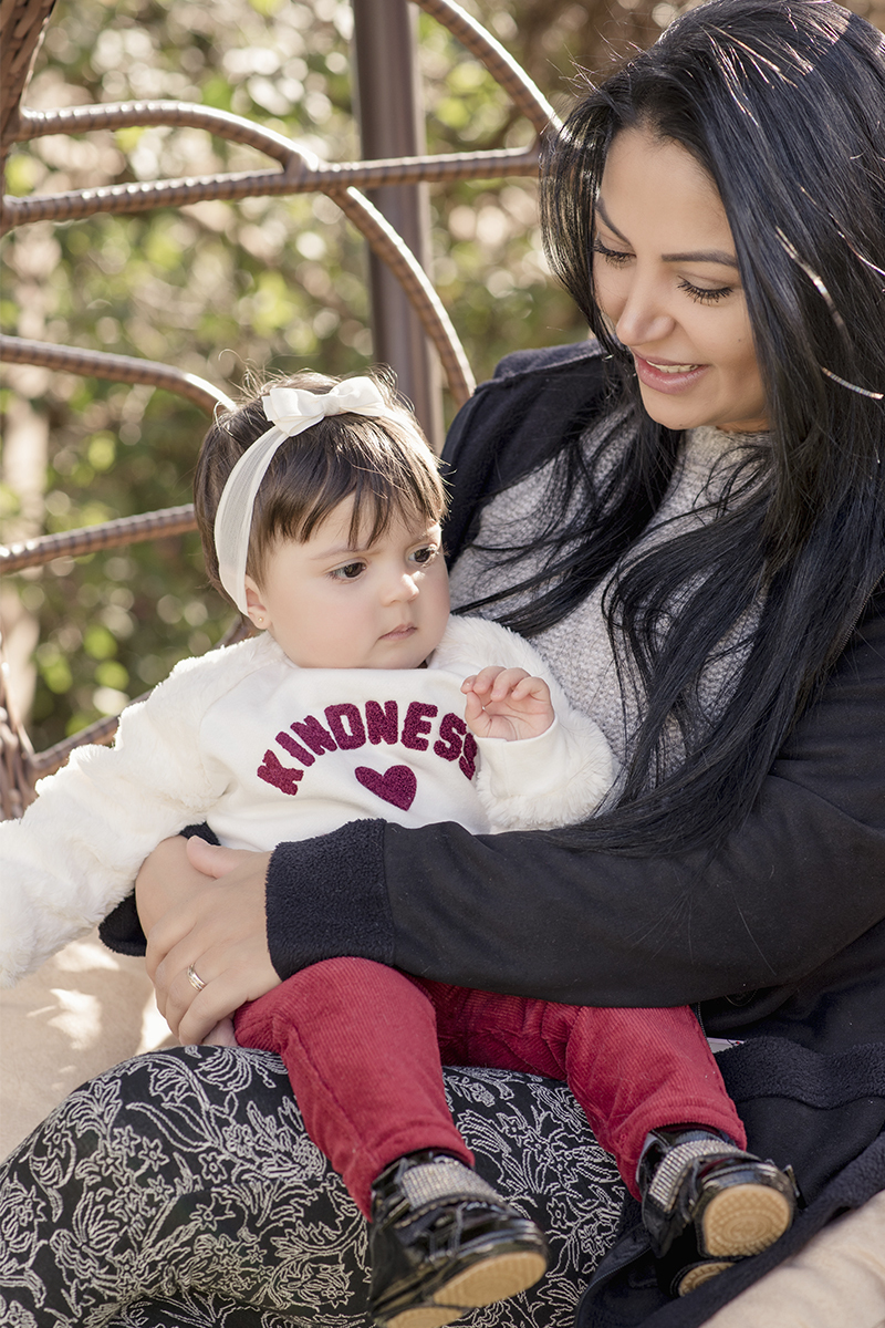 menina colo da mae balanço