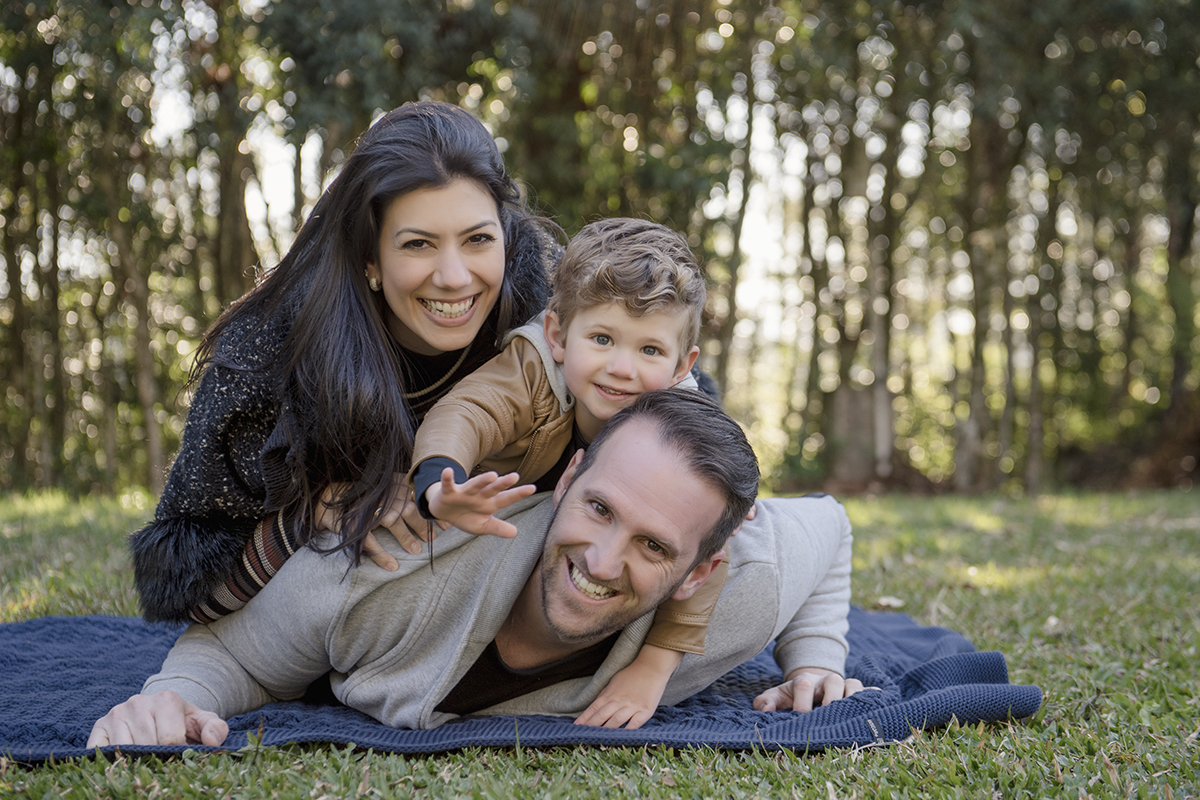 mae pai e filho brincando na grama
