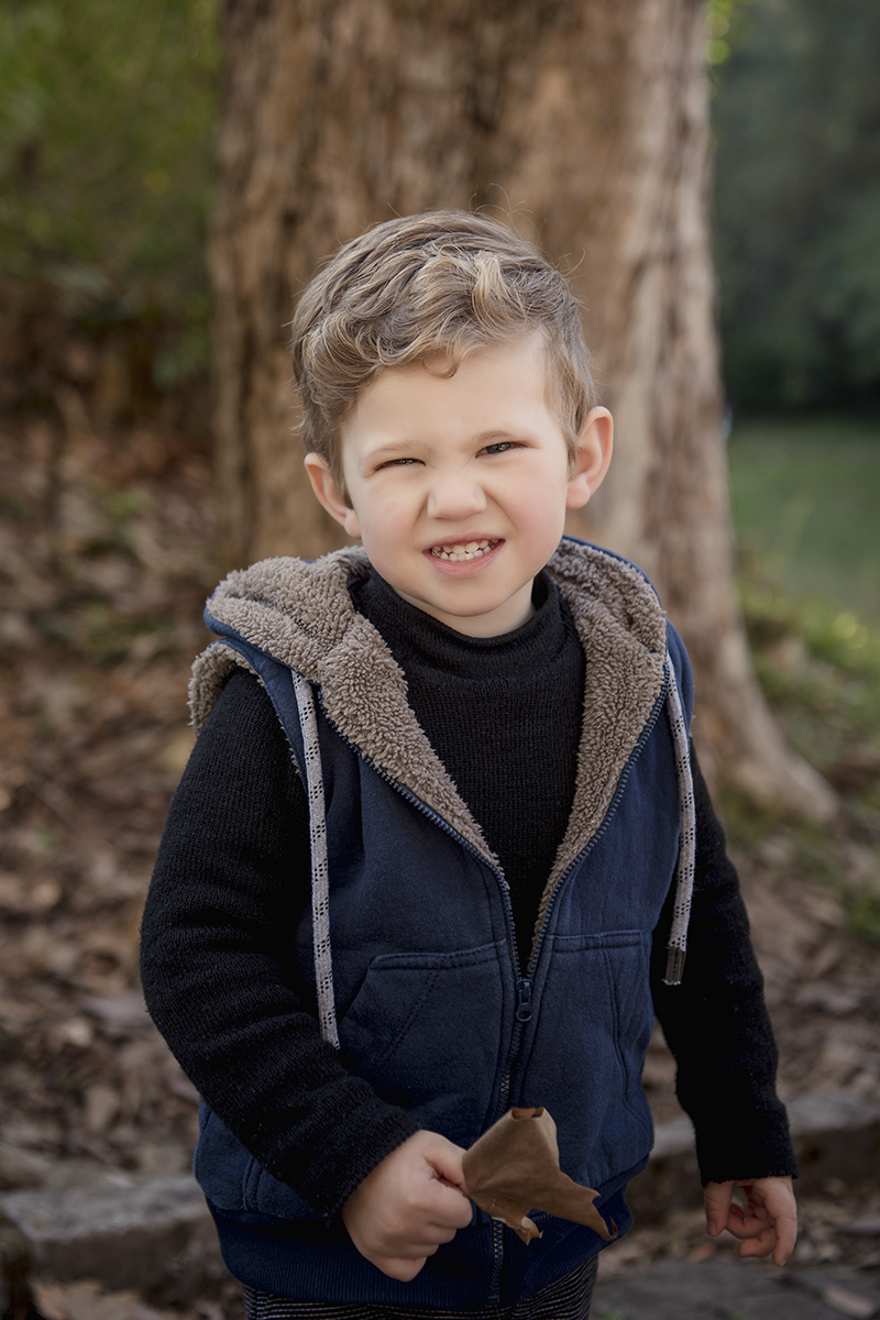 menino fazendo careta