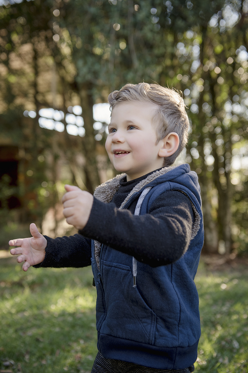menino sorrindo roupa azul