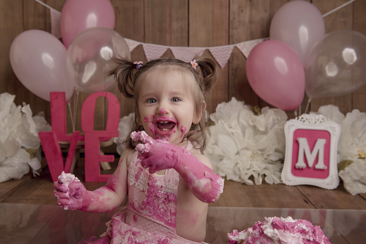 menina lora suja de bolo rosa