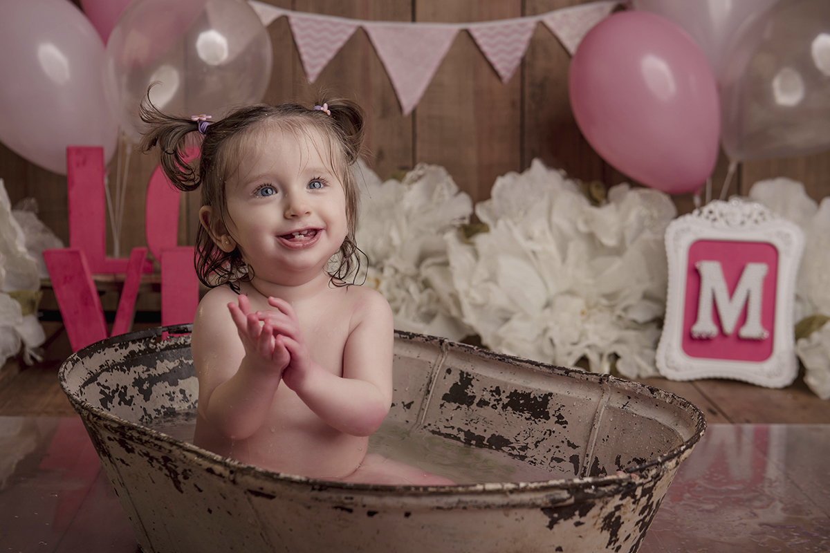 menina banheira baloes rosa