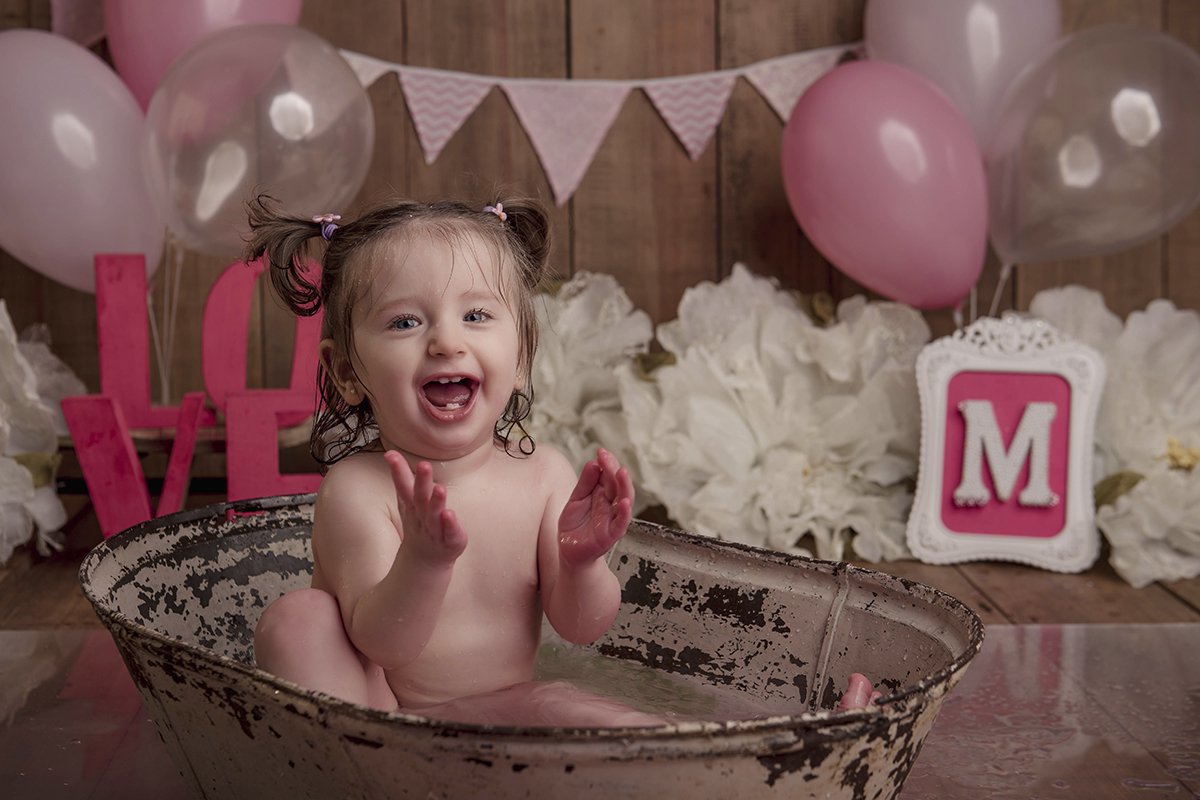 menina banheira batendo palma
