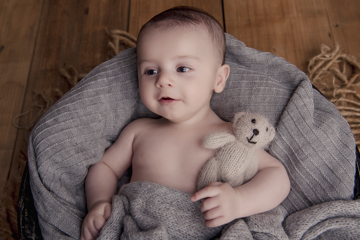 menino manta cinza ocm ursinho no braço