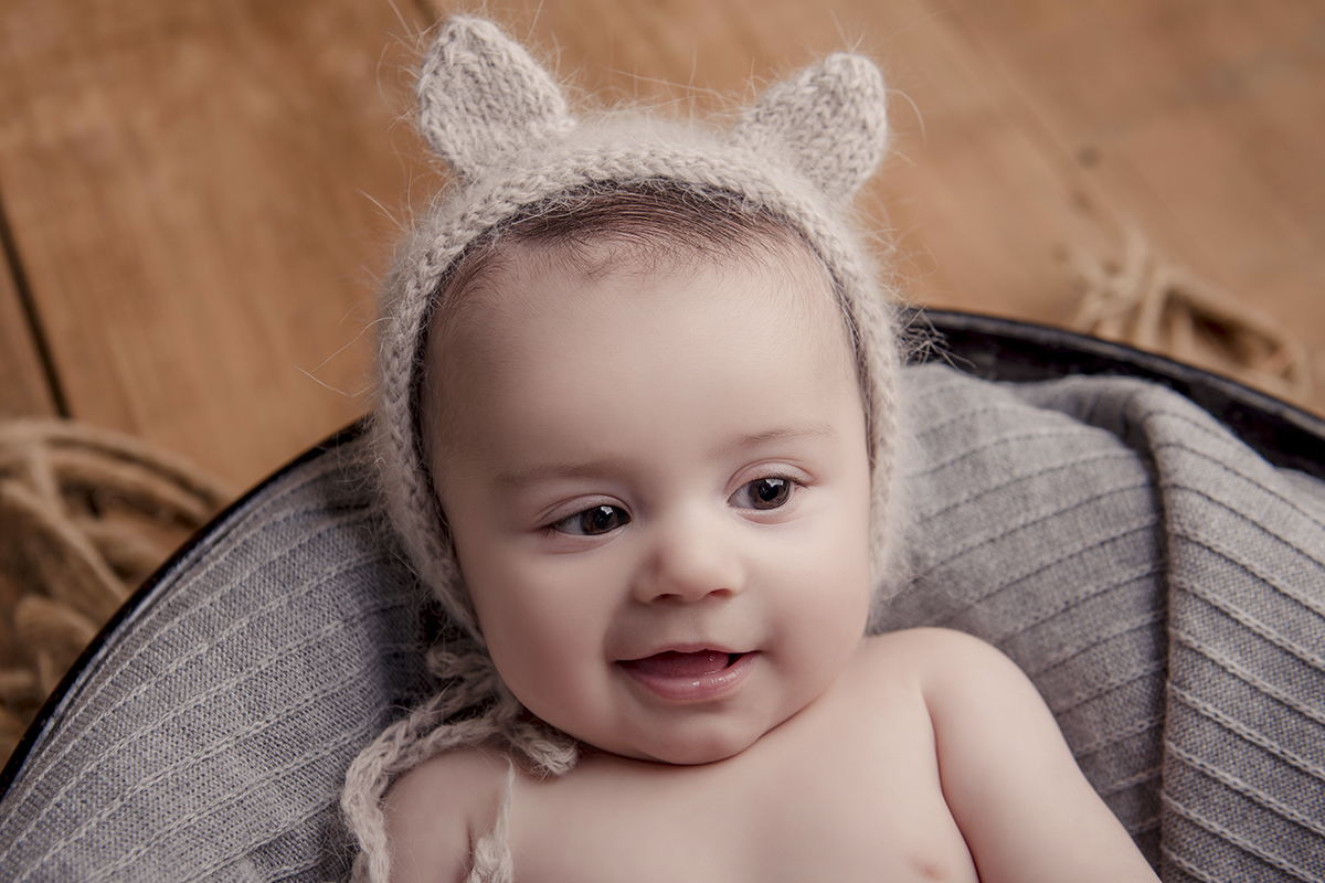 bebe com orelinhas sorrindo