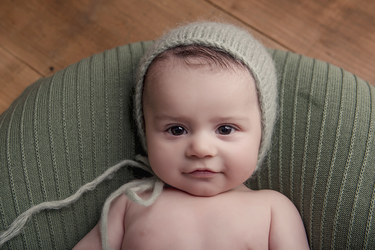 bebe com tons de cenario verde