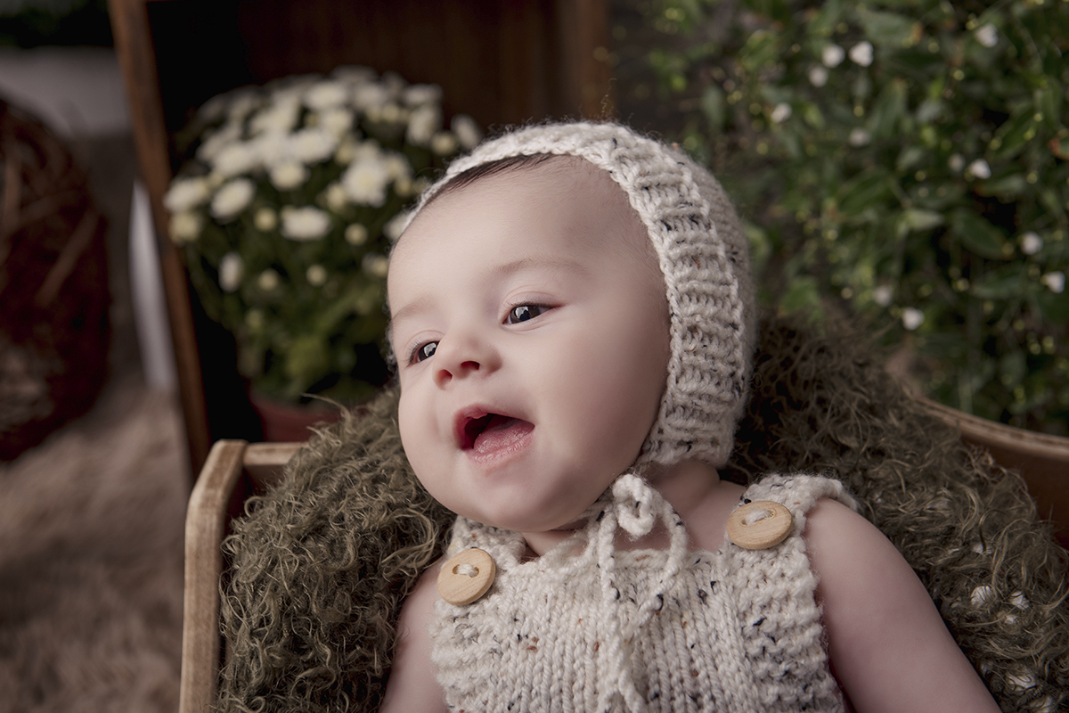 bebe cadeira marrom e manta