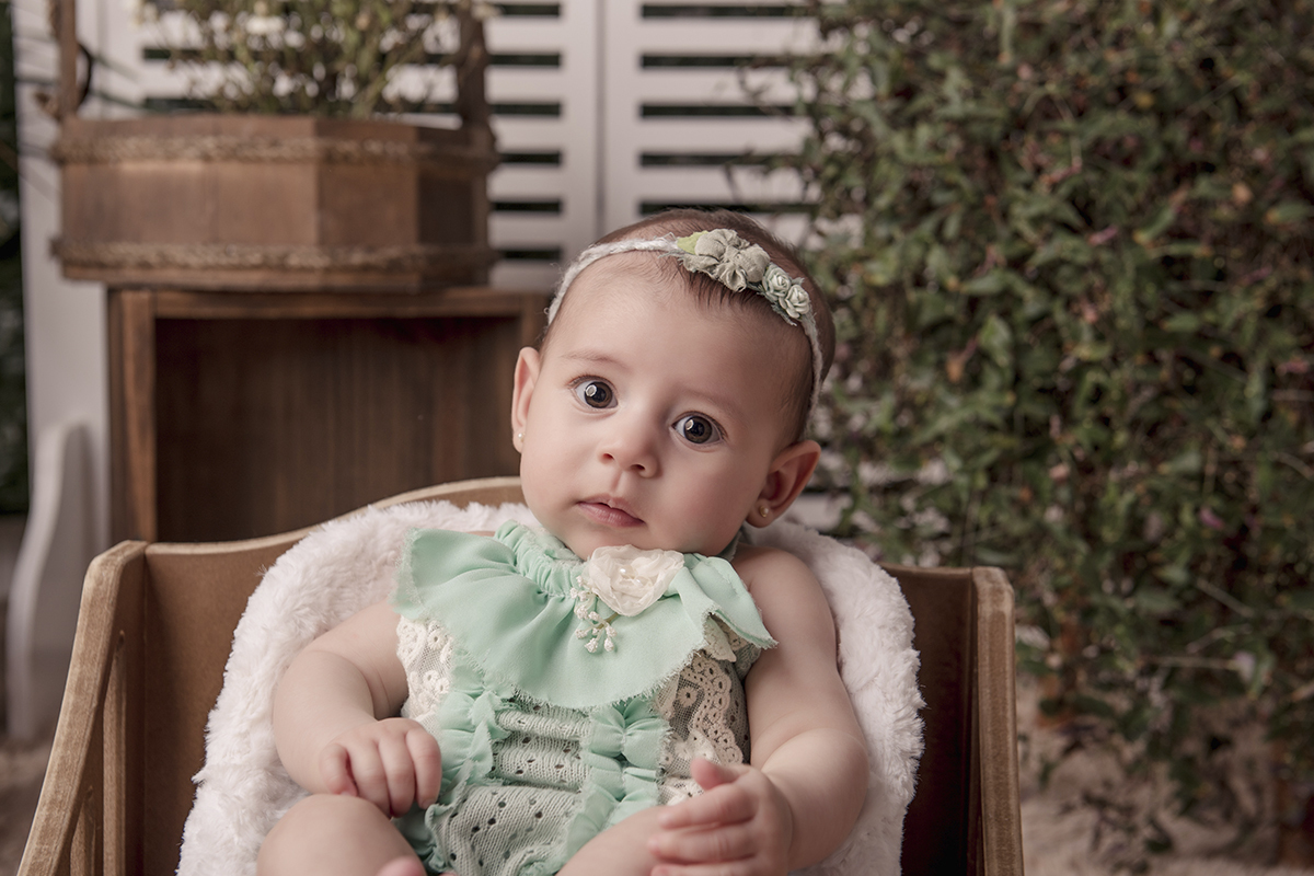 menina roupa verde e tiara