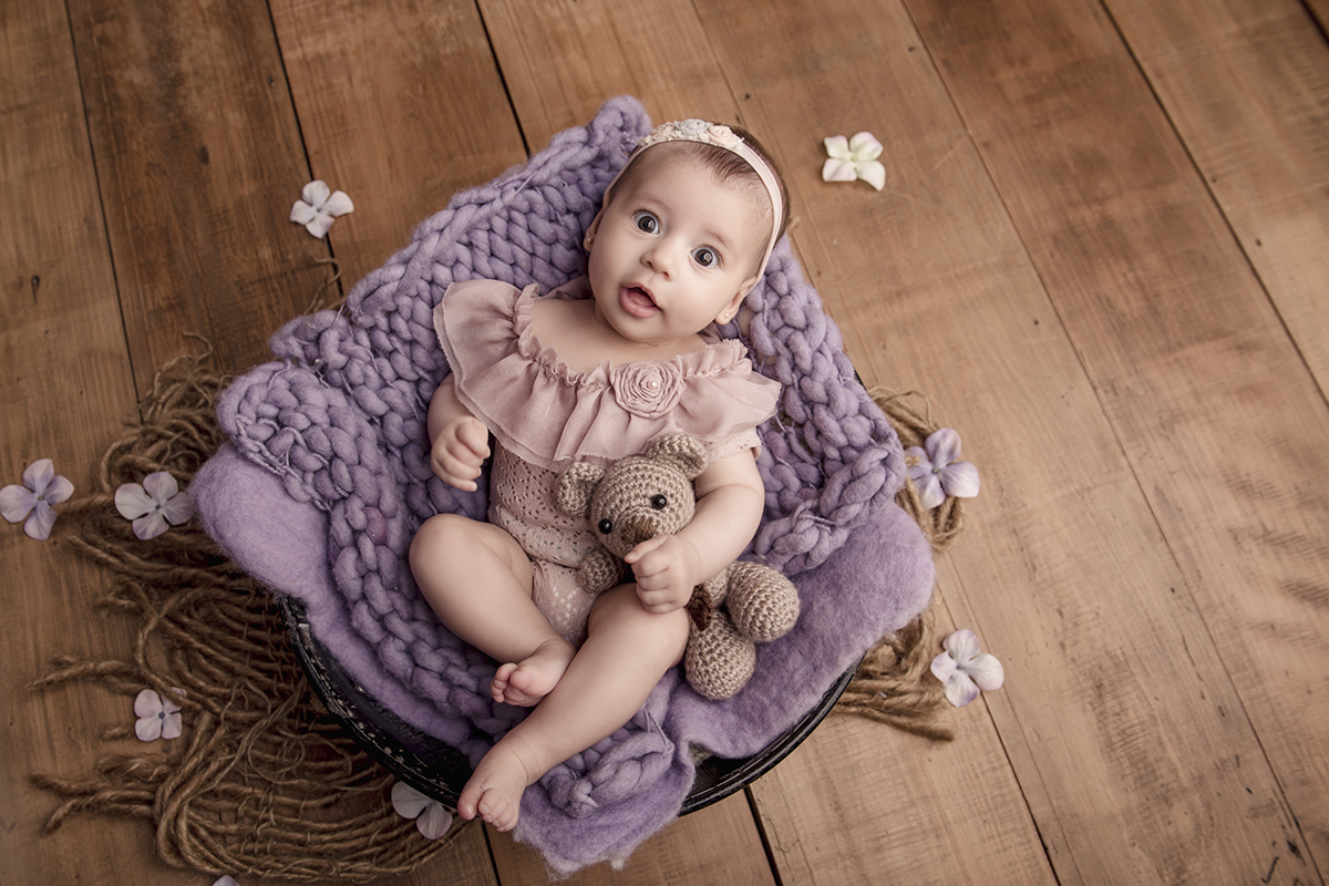 menina manta roxa sorrrindo
