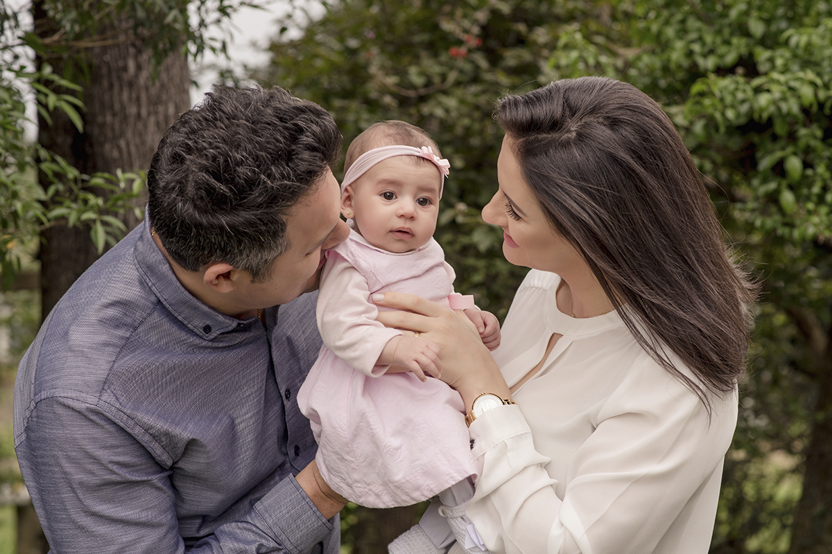 menina no colo dos pais