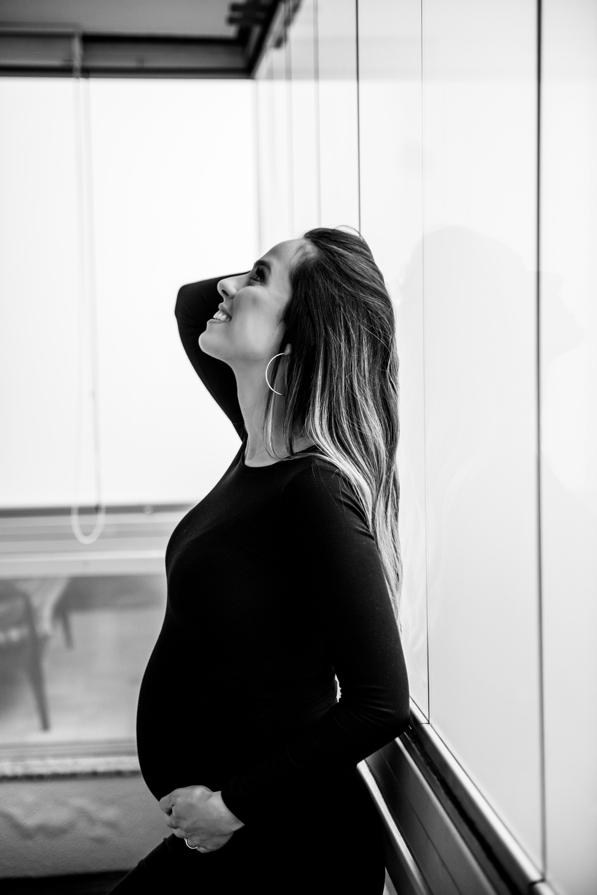 gestante mao no cabelo