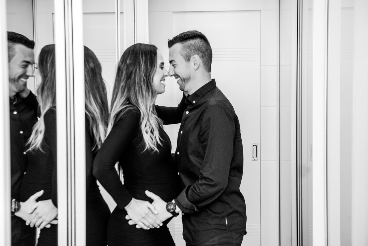 casal encostado no espelho