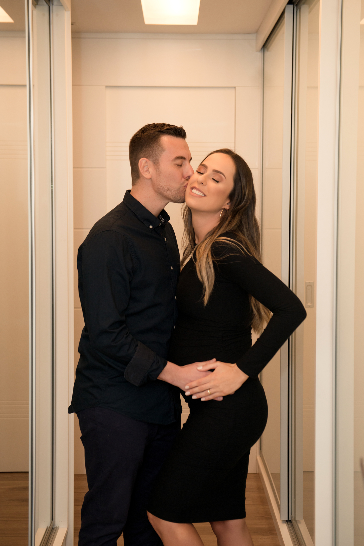 casa abraçado marido beijando gestante