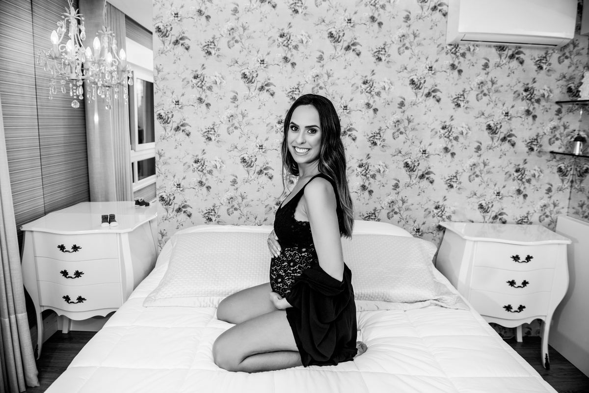 gestante em cima da cama