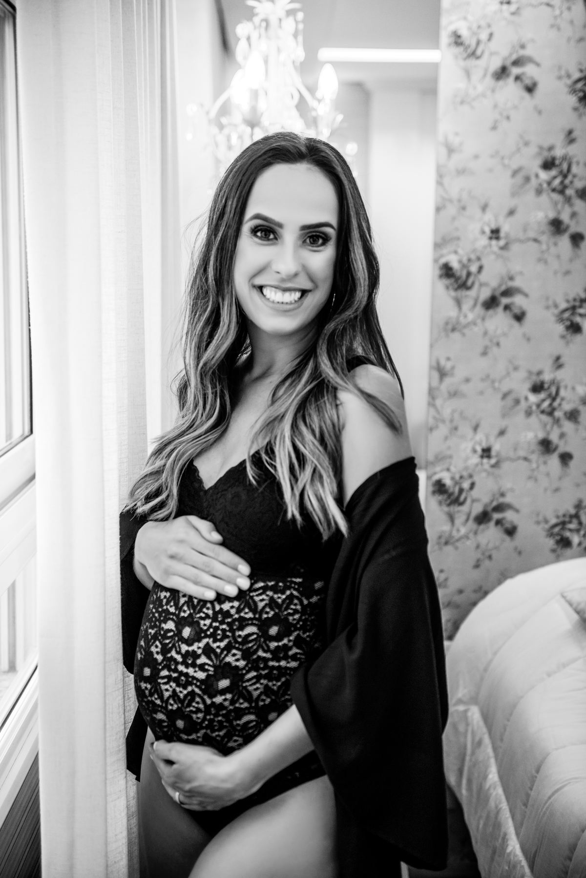 gestante sorrindo body rendado