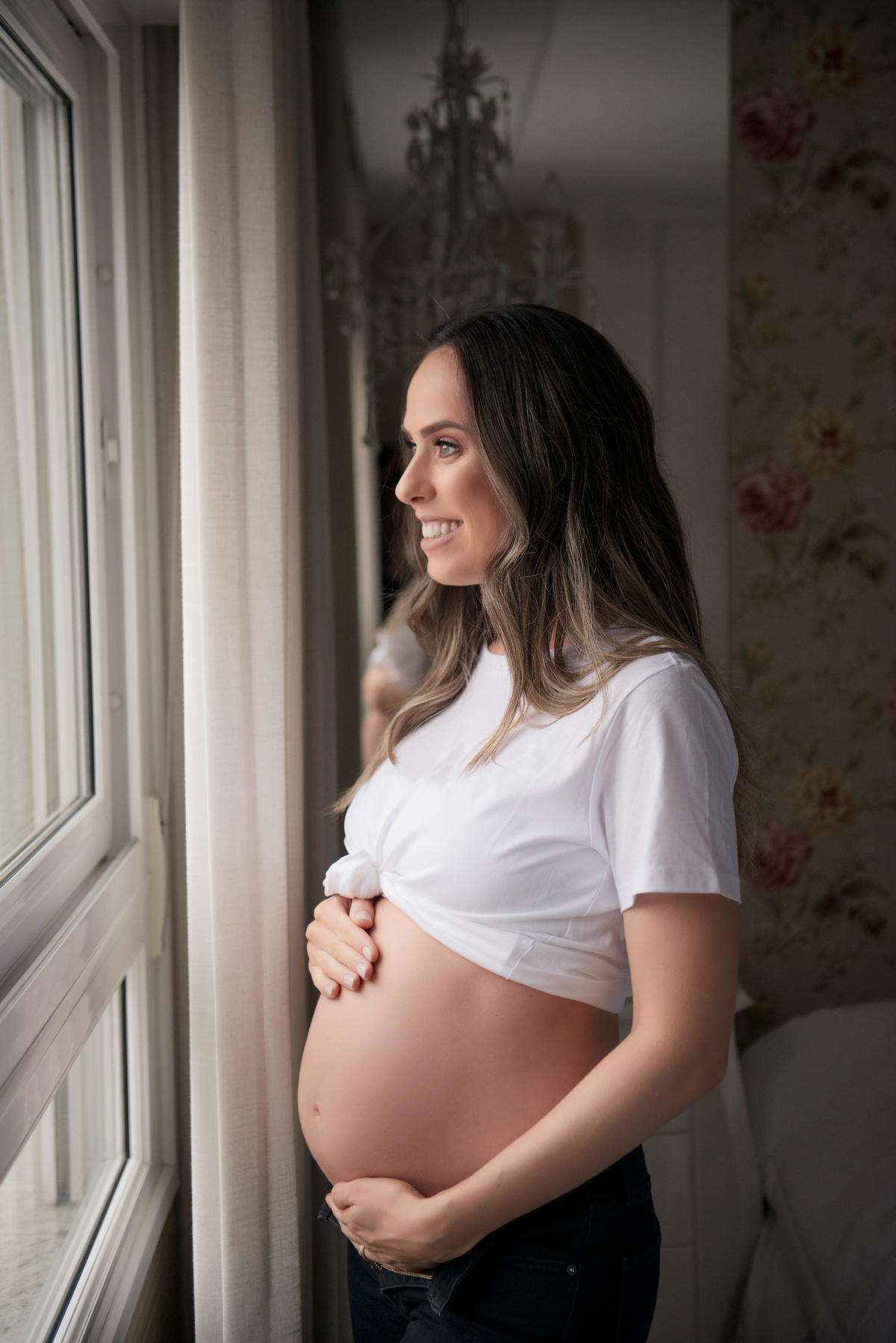 gestante blusa branca janela