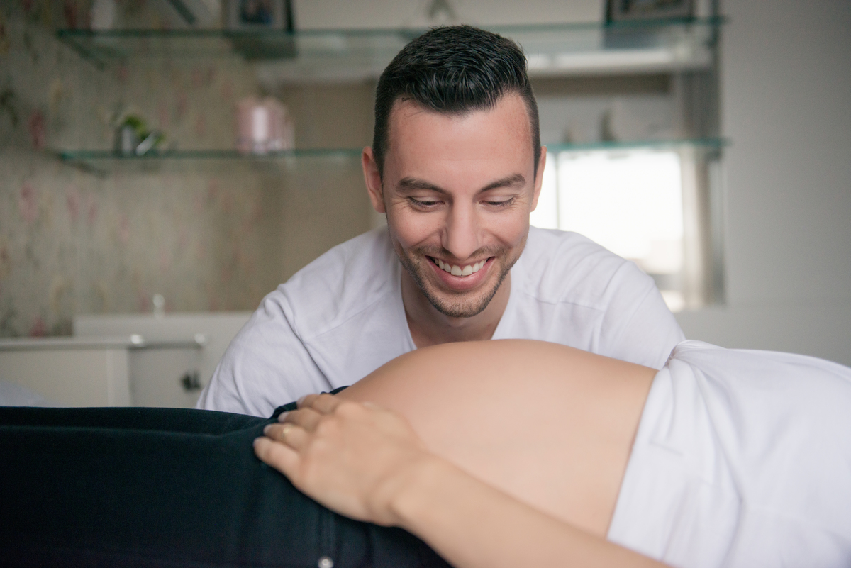 pai olhando barriga de gestante