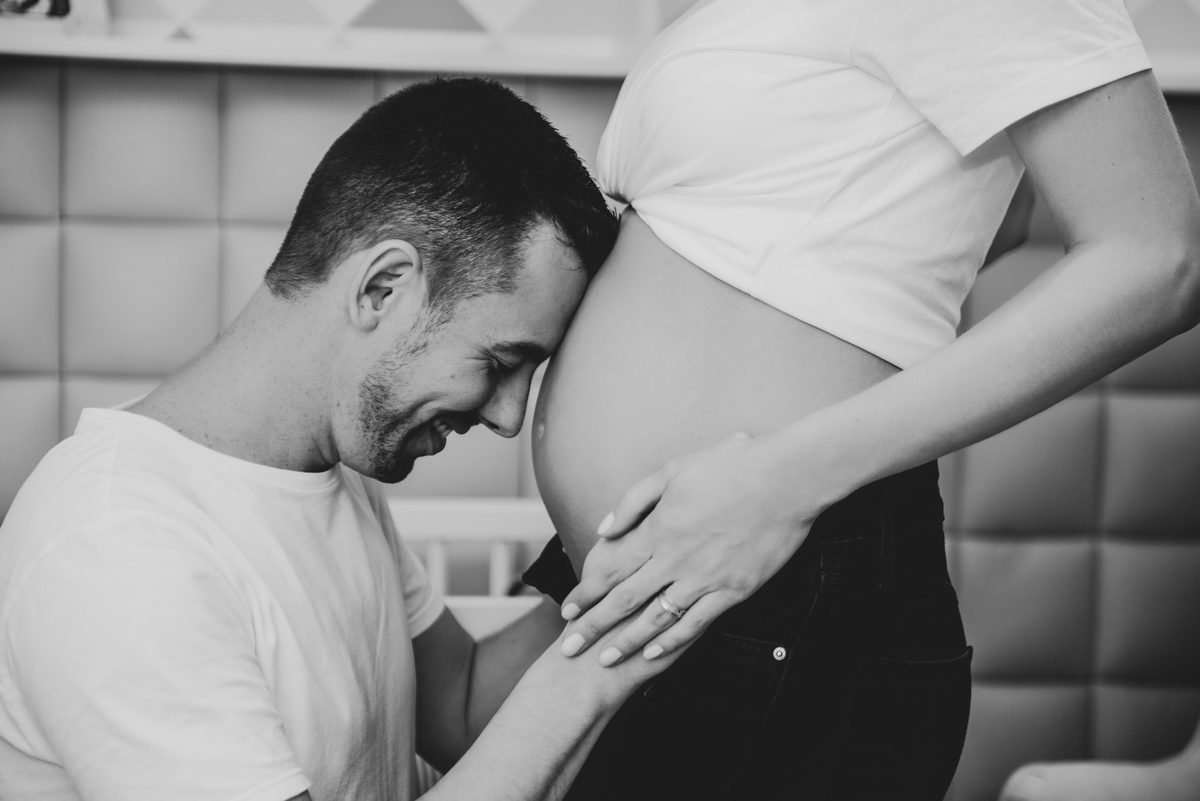 pai encostado na barriga da mae