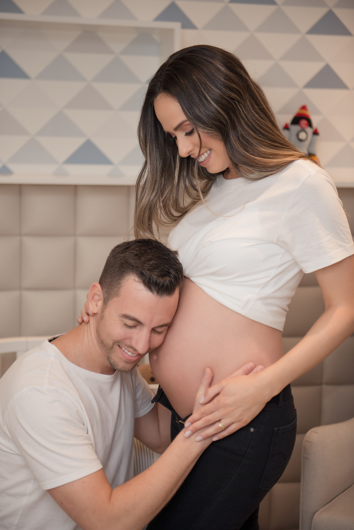 marido sorrindo com rosto e maos na barriga
