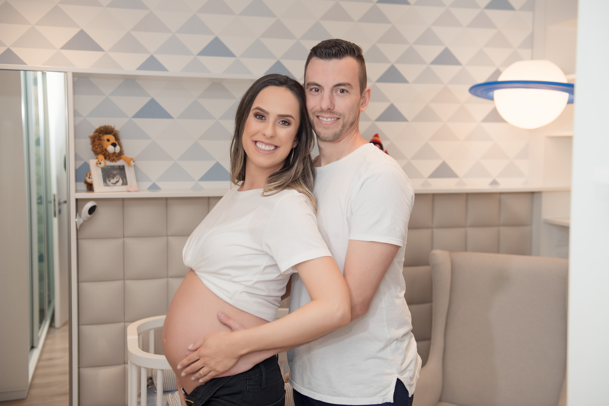 casal no quarto do bebe