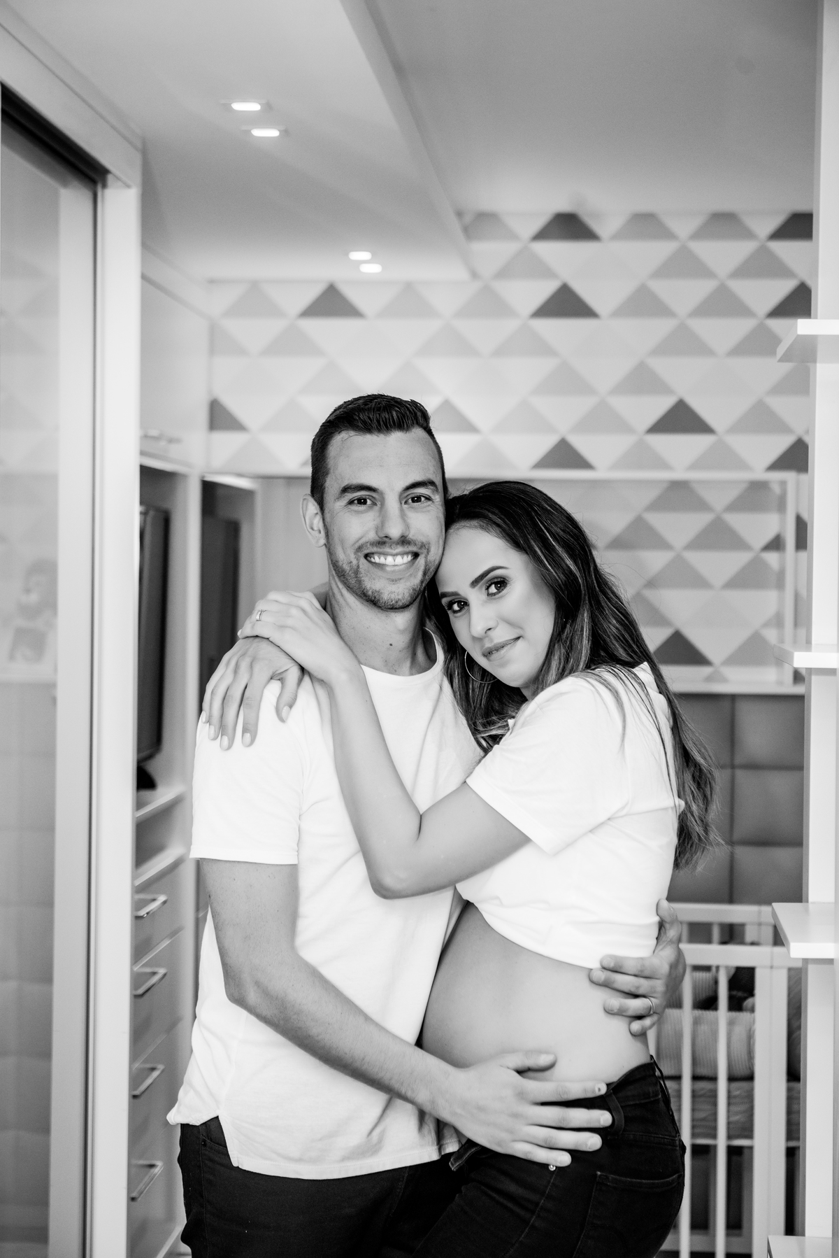 casal de branco no quarto do bebe