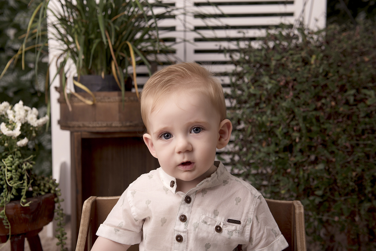 bebe camisa sentado em cadeira