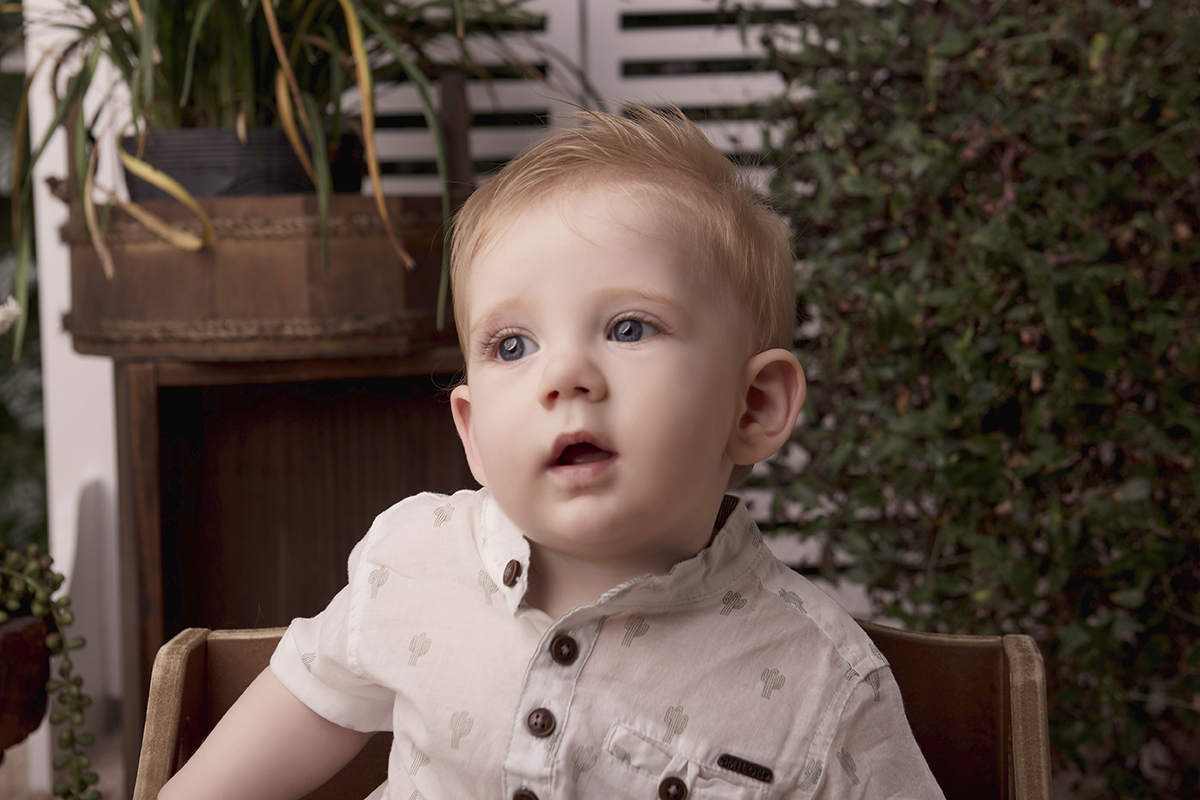 bebe sentado na cadeira loirinho