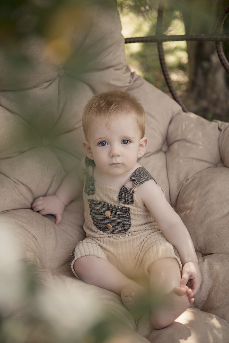 bebe sentado em cadeira de balanço