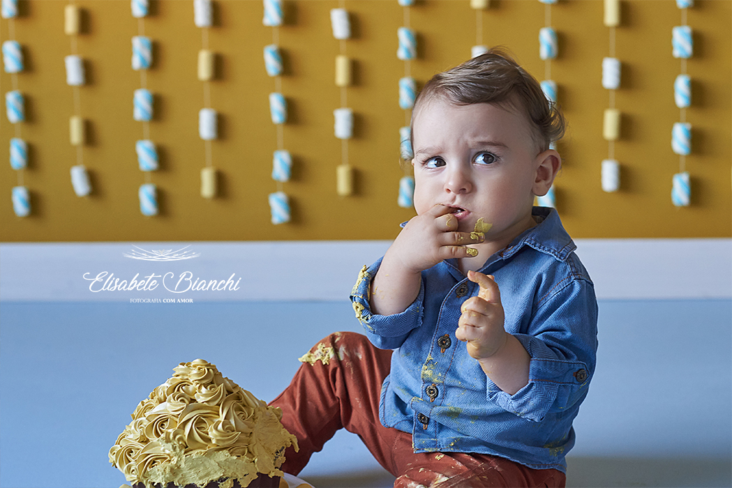 destuindo bolo provando cupcake gigante marshmallow ensaio fotografia bebê 1 ano  Caxias do Sul