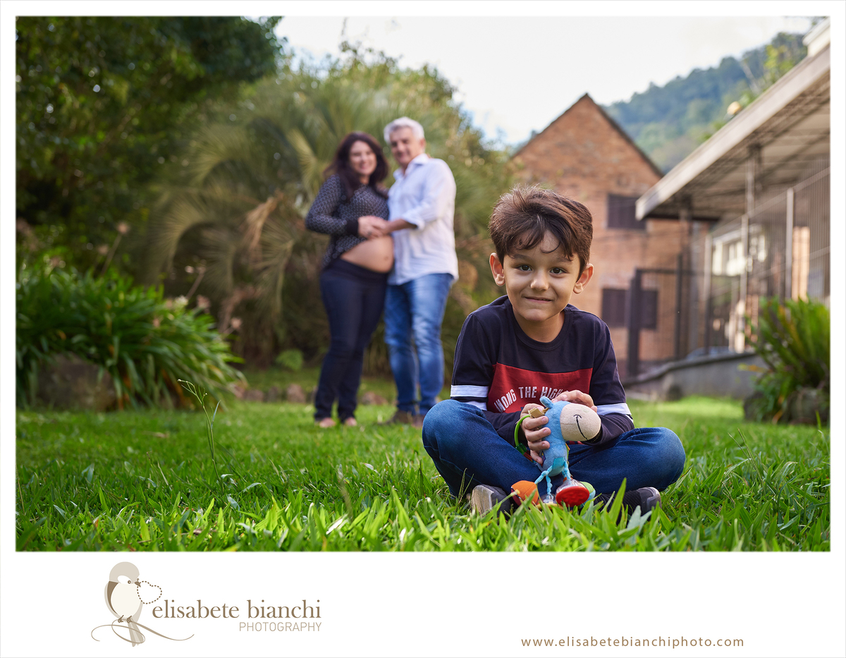 família gestando ensaio fotográfico  externa gestante irmão Caxias do Sul