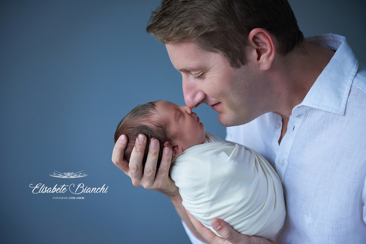 prematura newborn fotografia de recém-nascido com pai Caxias do Sul
