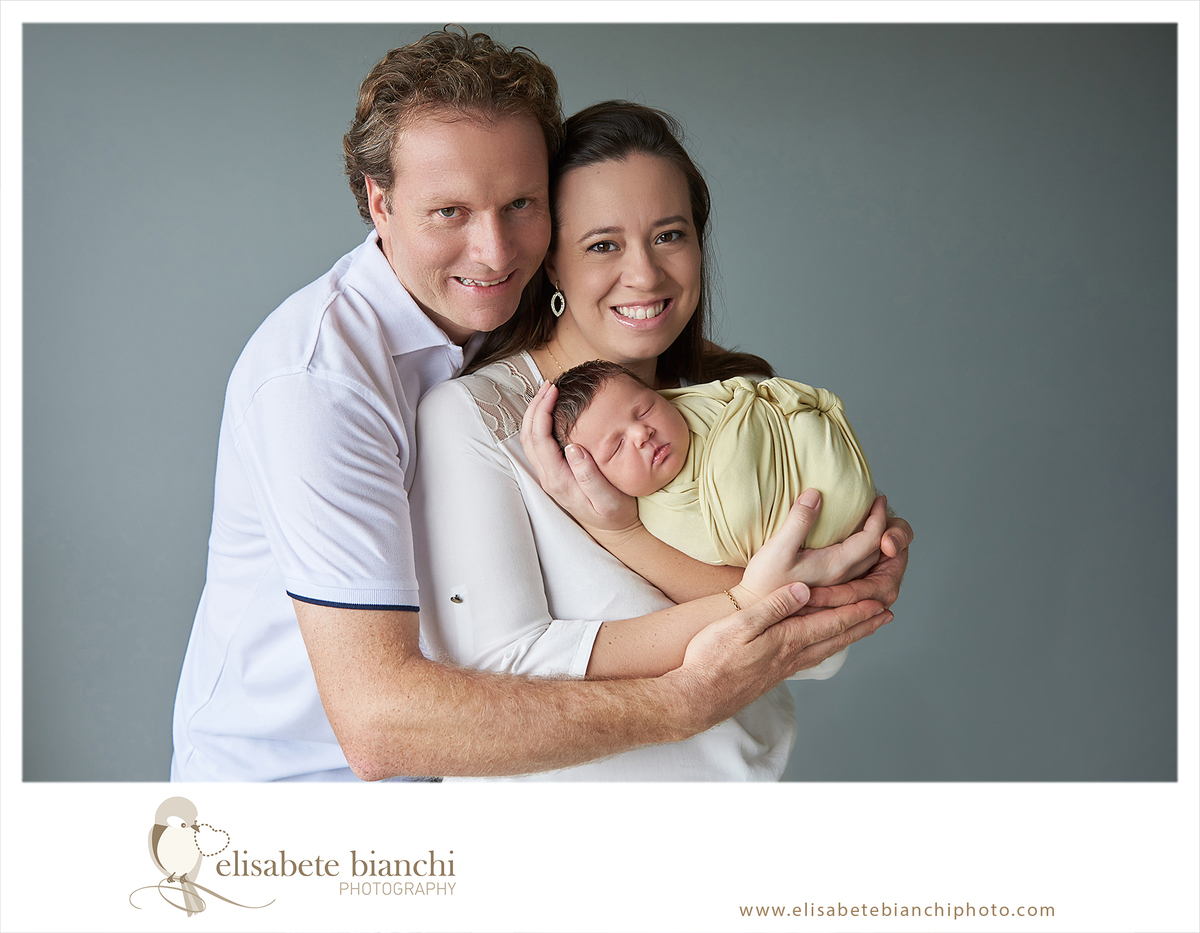 newborn fofa e família em ensaio de fotos de recém-nascido em Caxias do Sul