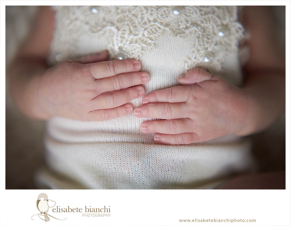 newborn fofa e detalhes das mãos em ensaio de fotos de recém-nascido em Caxias do Sul