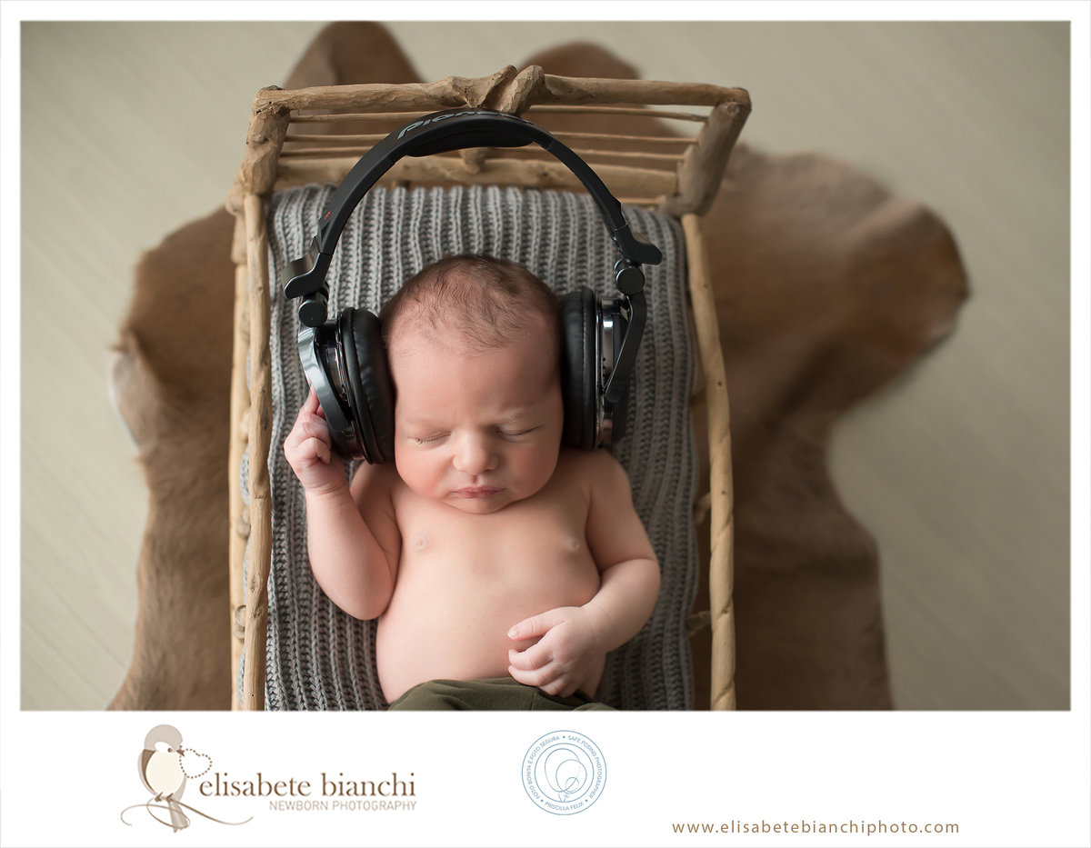 newborn fotografia de recém nascido com fone de ouvido Caxias do Sul