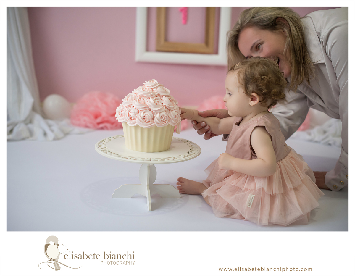 Smash the Cake ensaio 1 ano do bebê fotografia acompanhamento 12 meses Caxias do Sul destruindo bolo